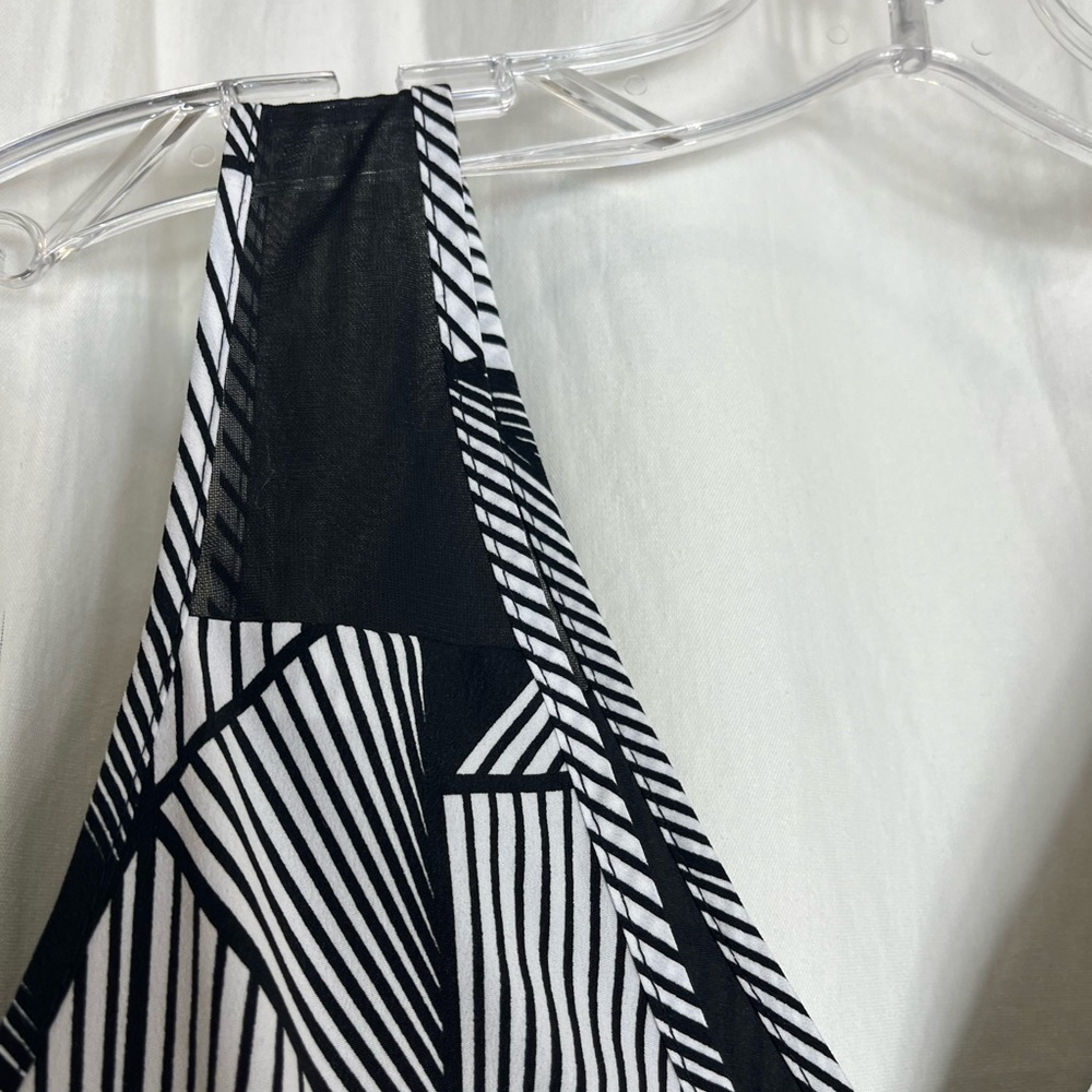 Geometric Pattern, Pockets, Mesh Insert, V-Neck, … - image 3